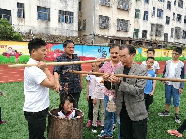 (陈巧 摄)就是用杆秤称人的体重.