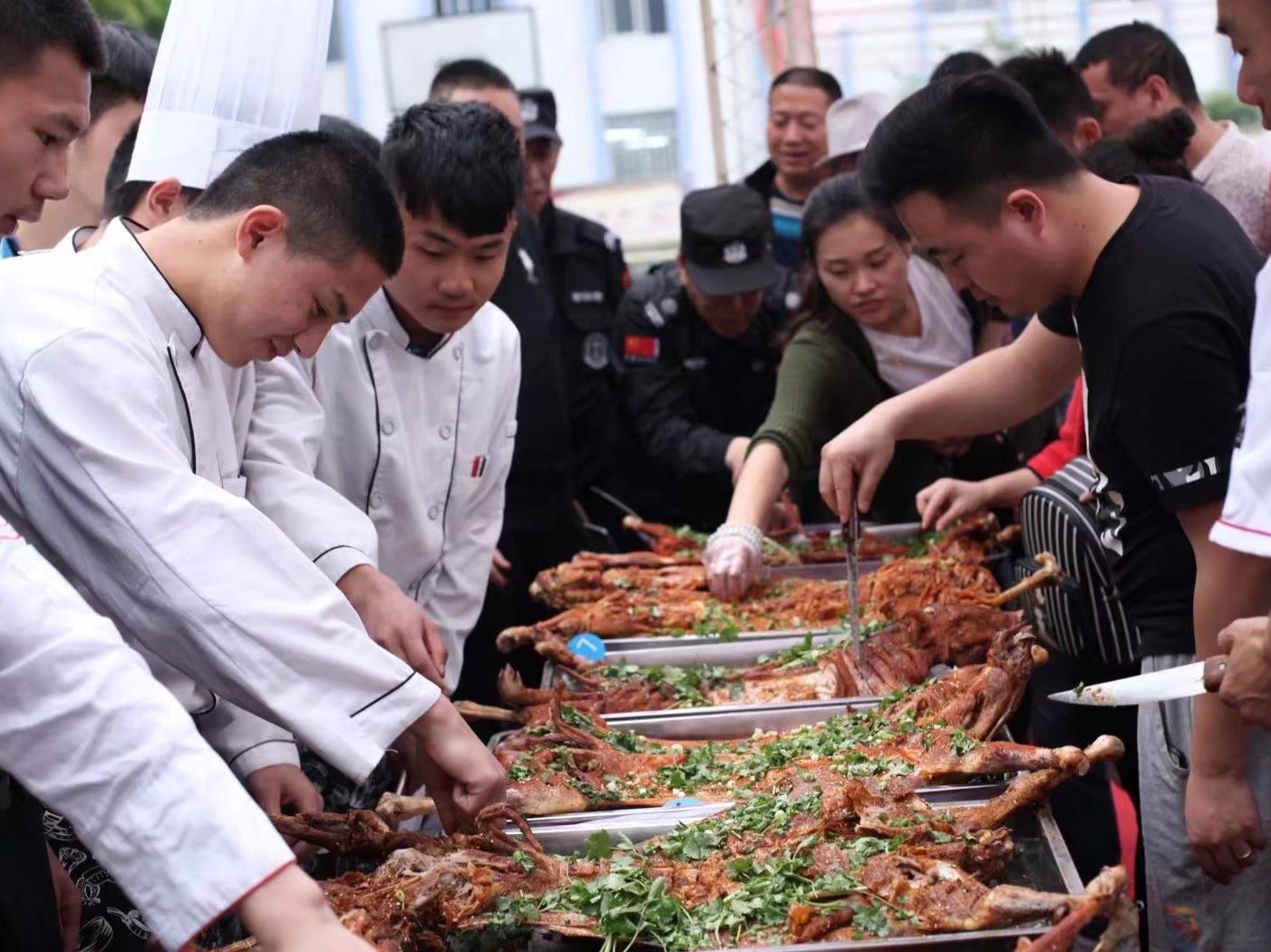 大叔拍美食|烤烤烤,烧烤技能大赛烤不停