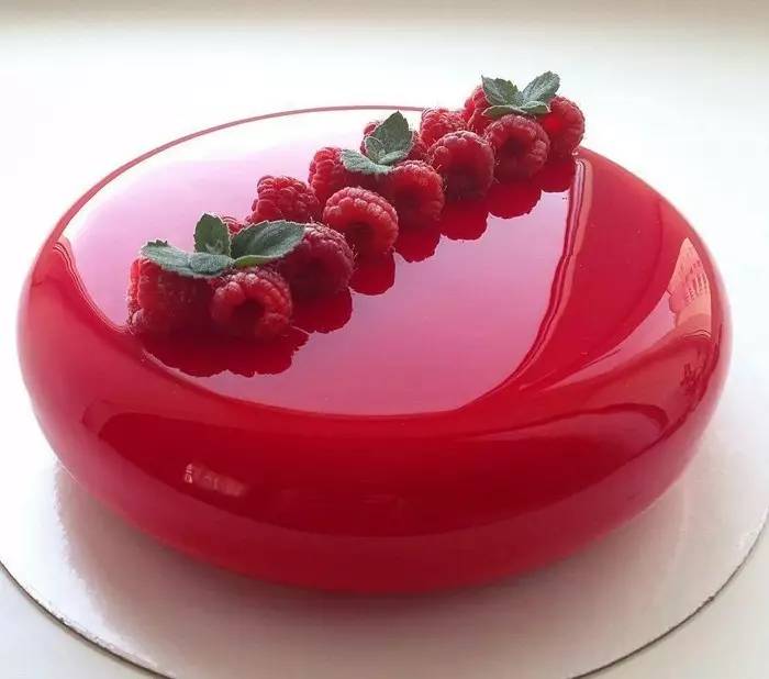 光滑如镜的覆盆子红宝石蛋糕