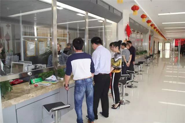 万载县就业局昨日发放创业担保贷款580余万元