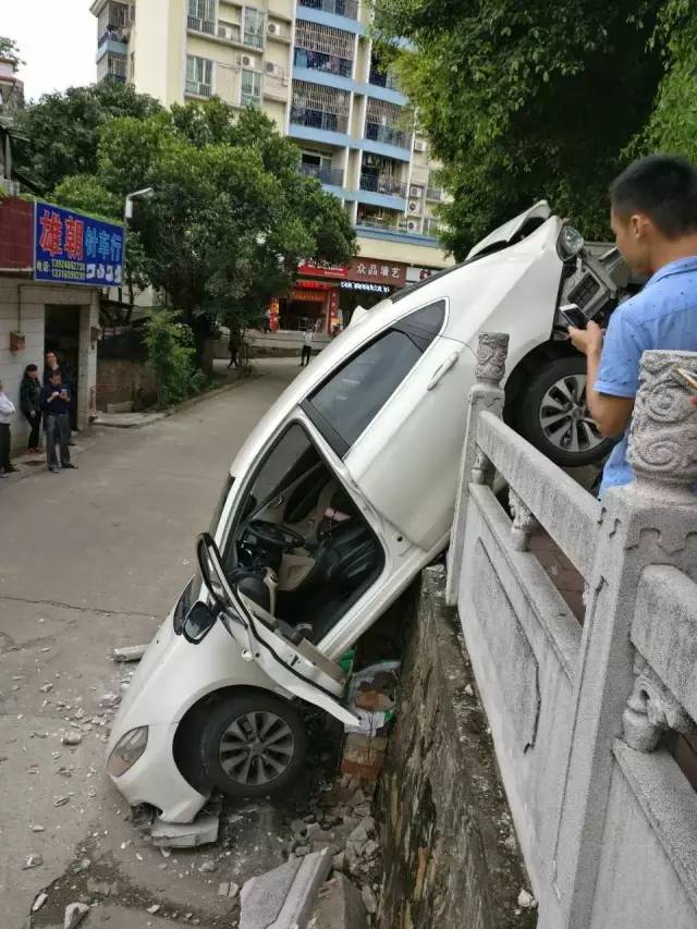 佛山一驾校内，女学员误将油门当成刹车，高速转弯后撞停！惊险万分！