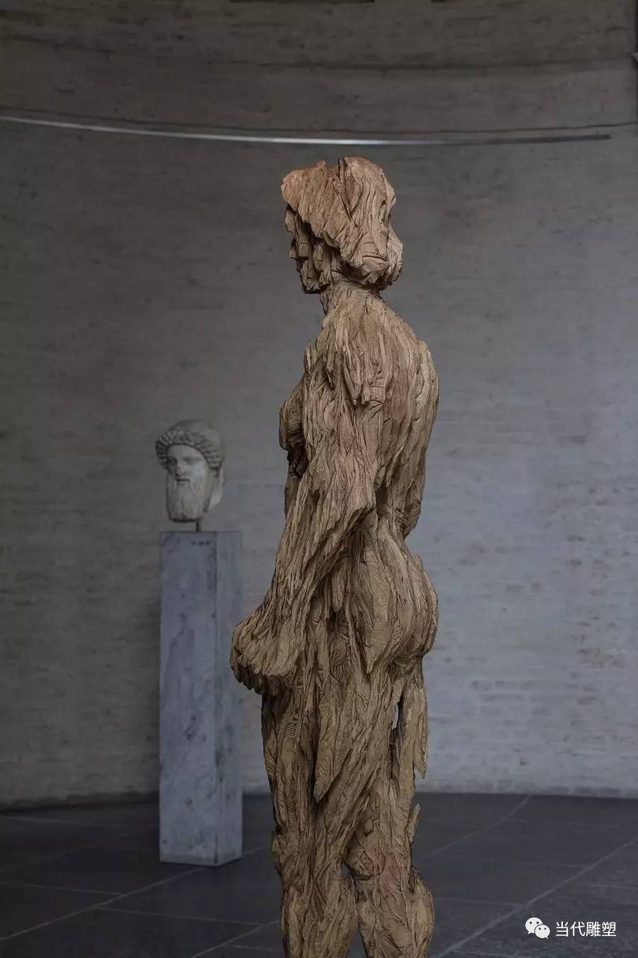 男性抽象木材人体雕塑
