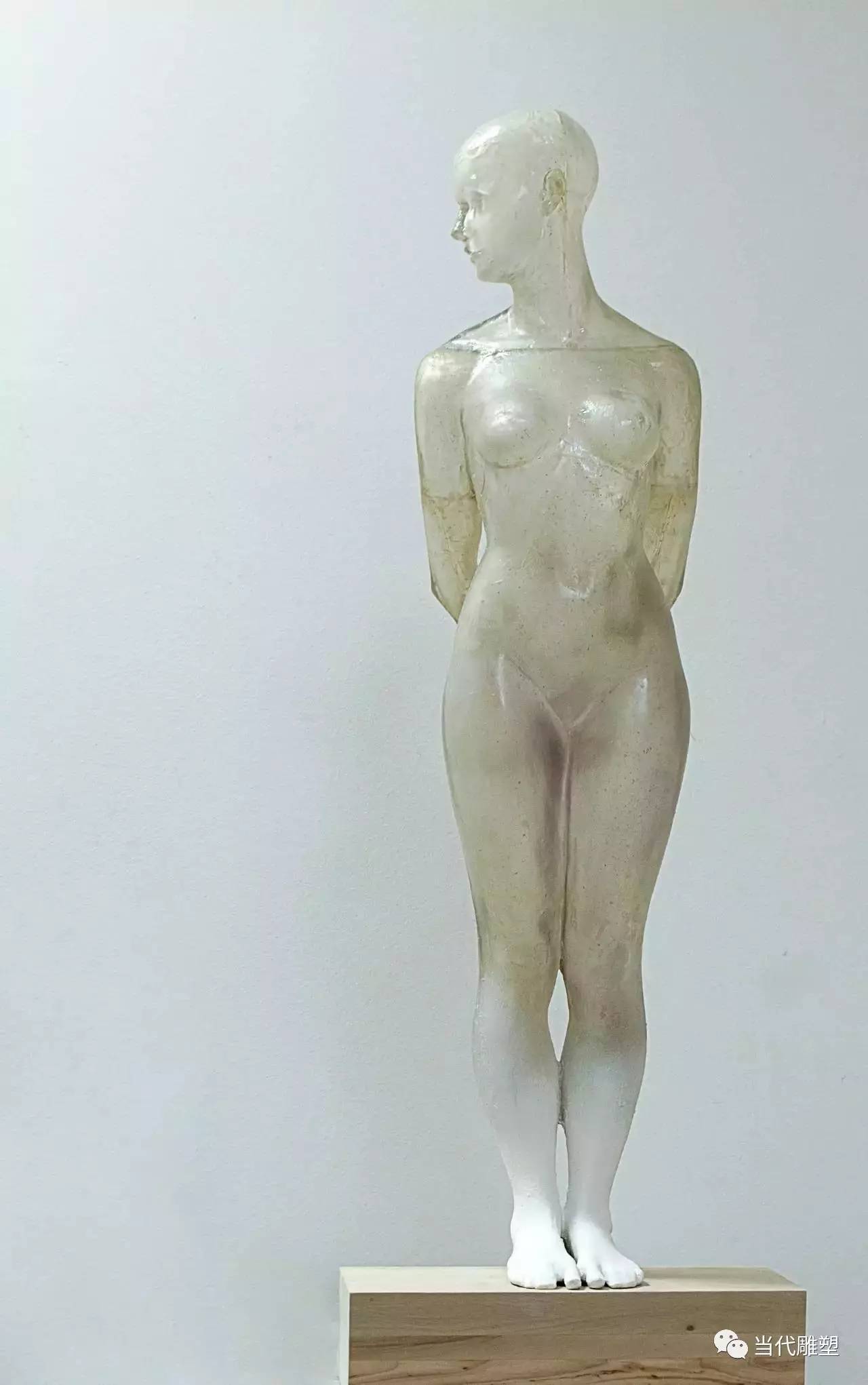 女人体半透明树脂雕塑