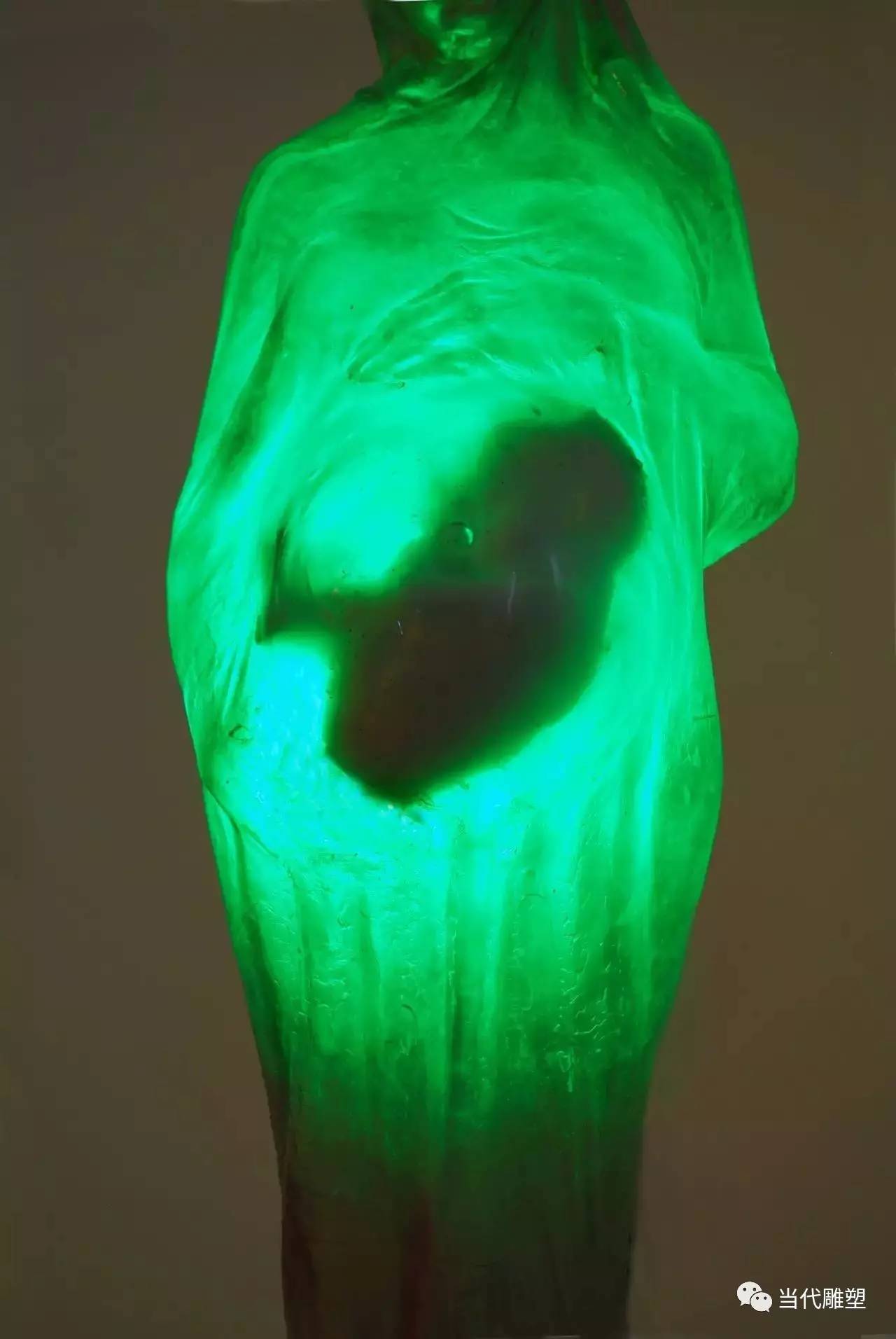 绿光人体换怀孕透明树脂雕塑