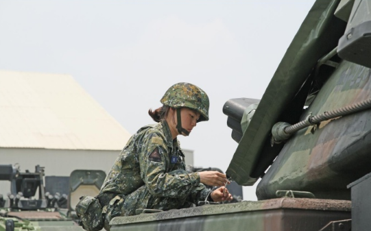 中国台湾陆军首批女坦克兵玩转m60a3坦克