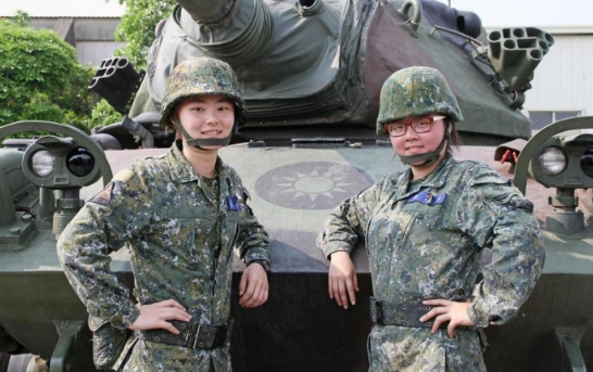 中国台湾陆军首批女坦克兵玩转m60a3坦克