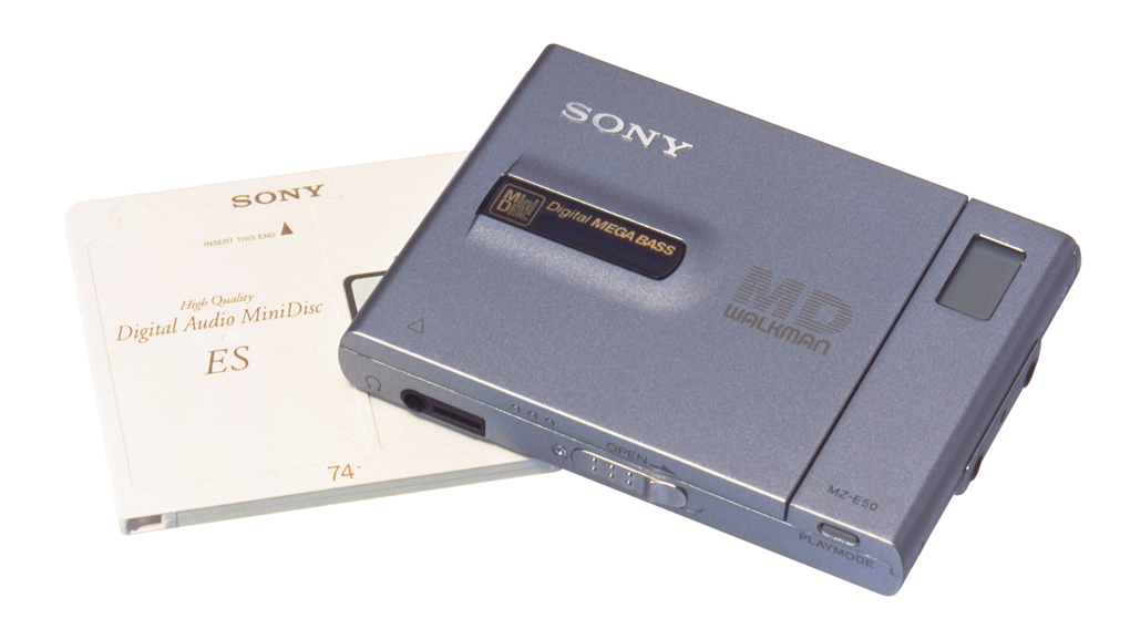 1996 年,当时的最薄机型,厚度 13.5 mm walkman d-e01