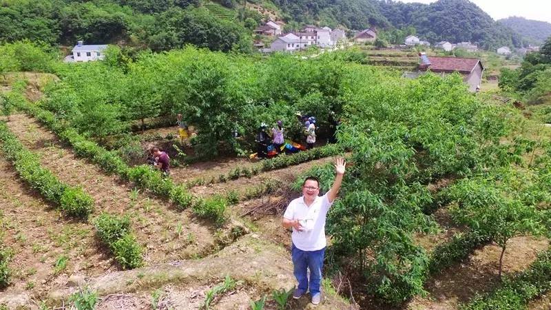 村镇行:我带上你,你带上嘴,一起到磨市峰山山胡椒克.