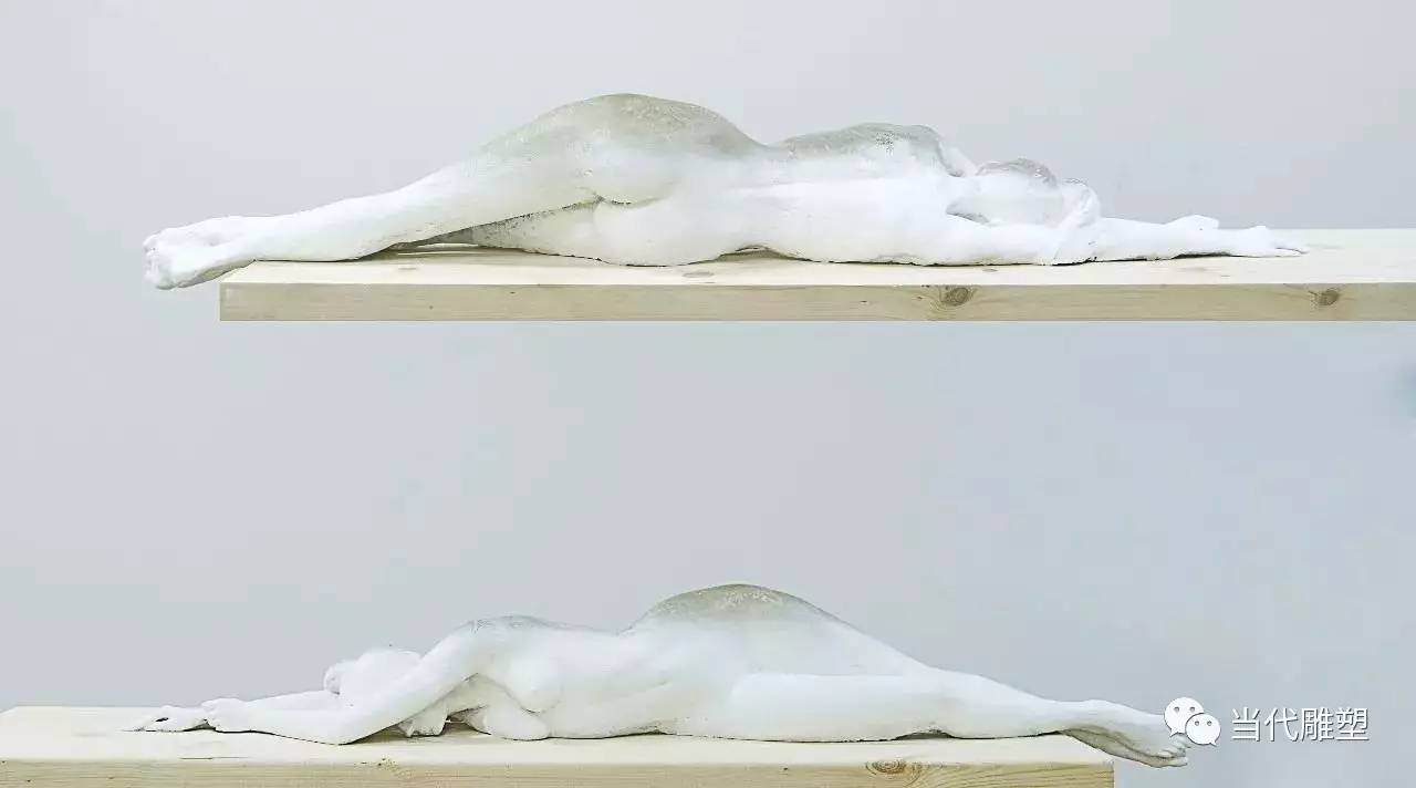 躺着的人体透明树脂雕塑