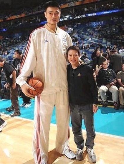 李连杰身高1米69,与姚明身高相差57厘米.