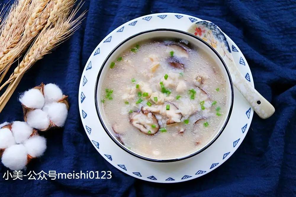 用剩米饭煮一锅香菇滑鸡粥粥,养胃,开胃皆宜的鲜粥.