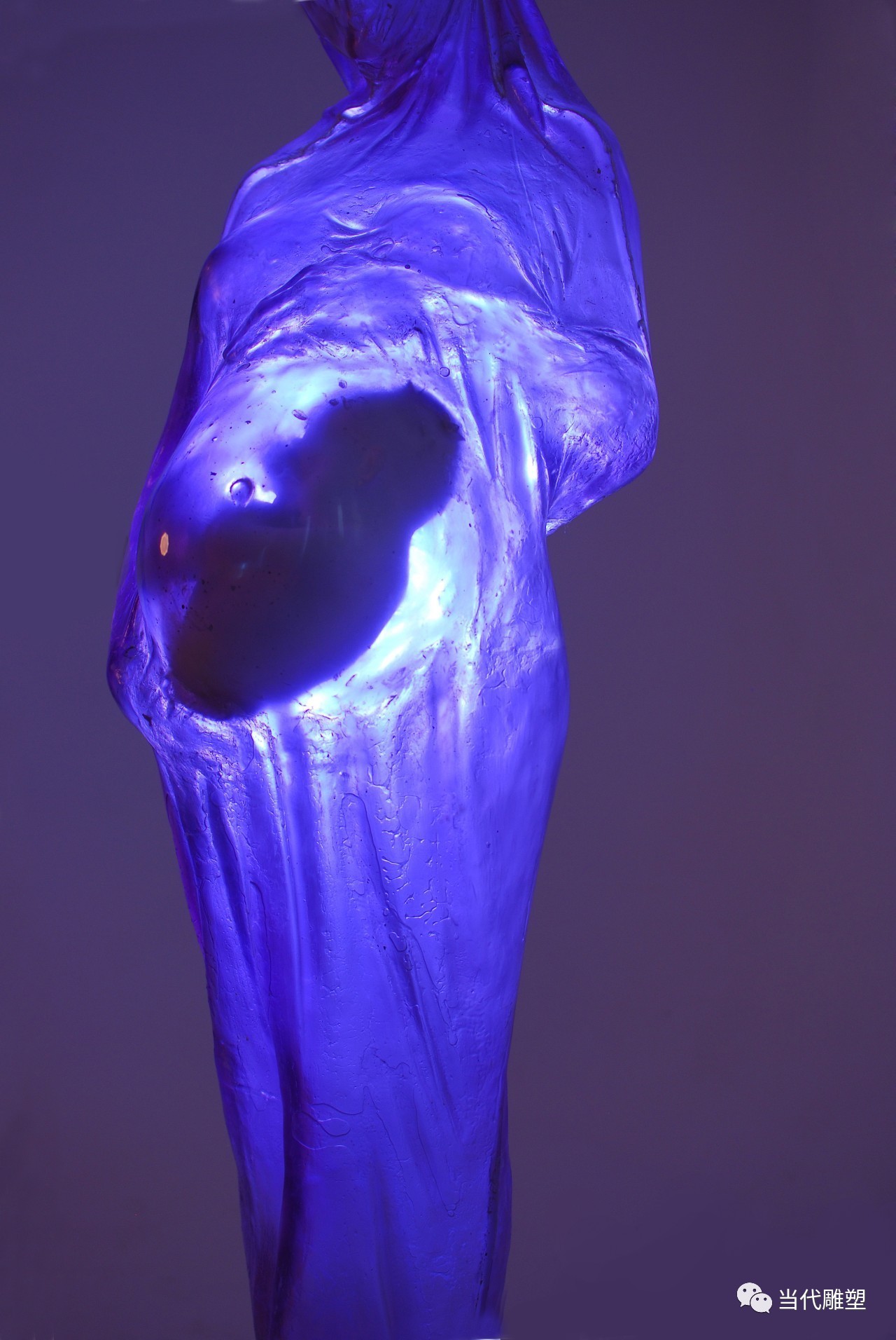 紫色光怀孕透明树脂雕塑