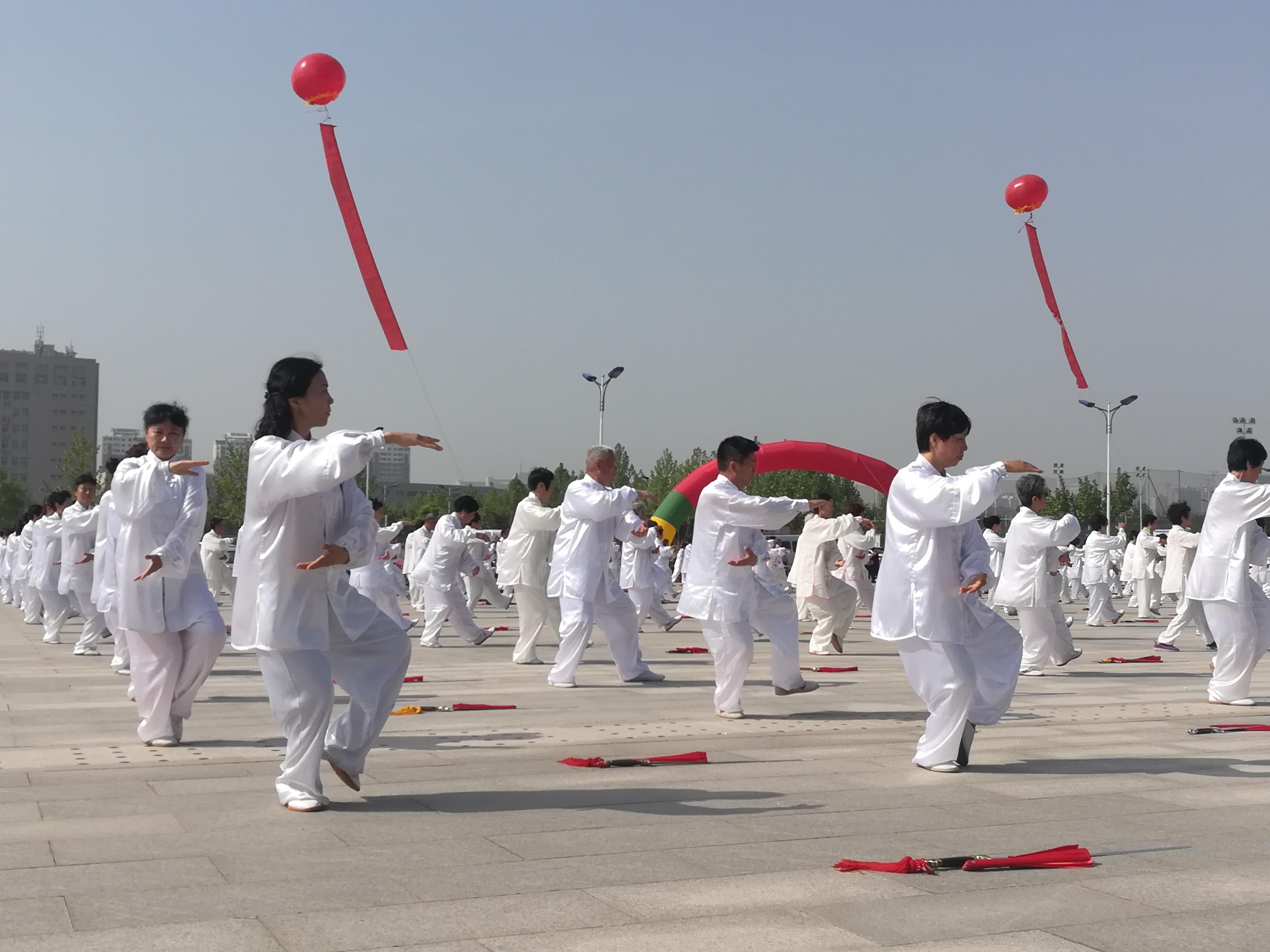 700多名太极"高手"手齐聚一滨州全民健身广场