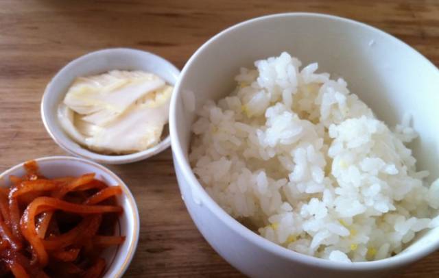 记忆最深的排骨米饭,麻辣味吃得起来很过瘾,米饭和小咸菜免费自取