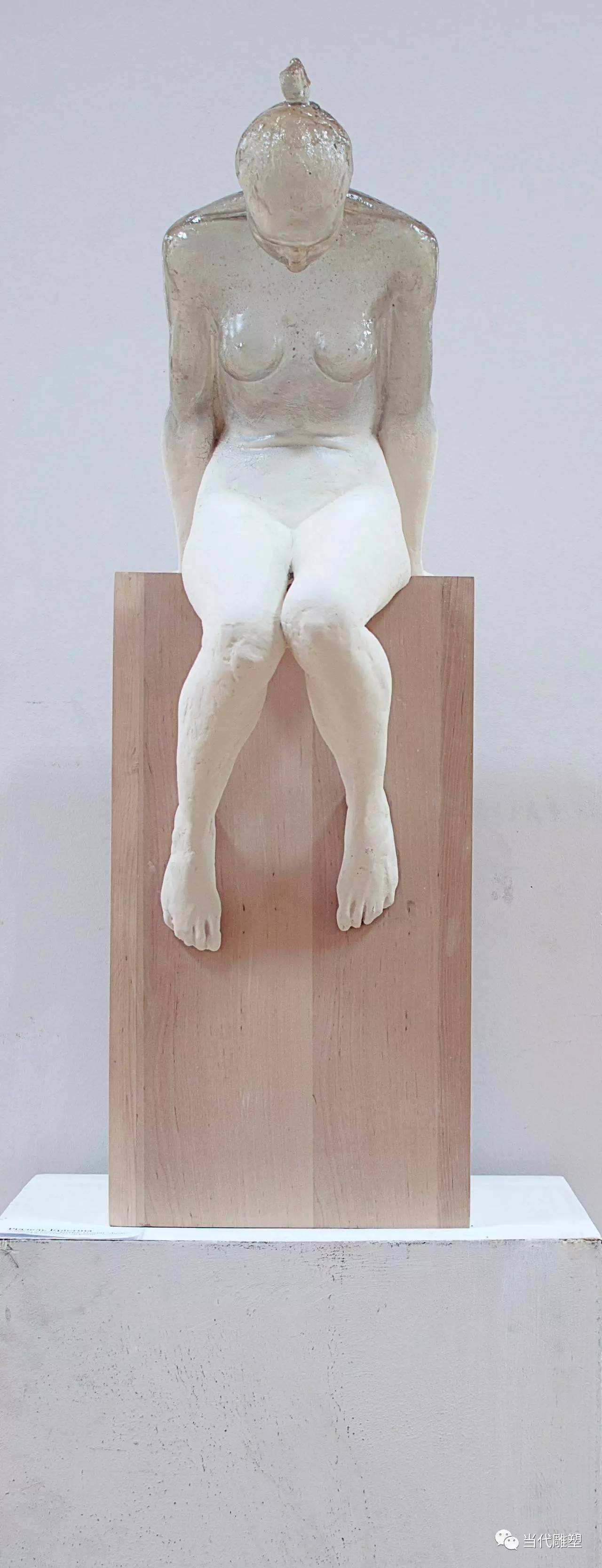 坐着的女人体半透明雕塑