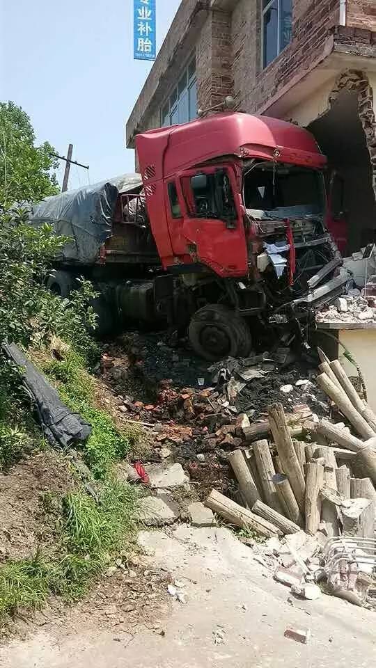 赣州多起车祸连续发生，小车与卡车发生碰撞，现场太.....