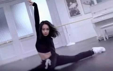 2007年,在北京舞蹈学院读大三的宋茜, 以现代舞《画聆》夺得舞蹈大赛