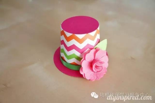 3.用圆形和小花装饰纸杯,做成小帽子的形状.