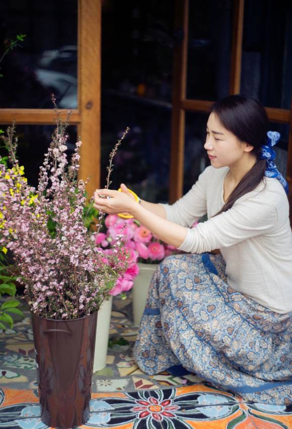 曼荼园内,一杯茶,一束花,待山意待花香娓娓道来.