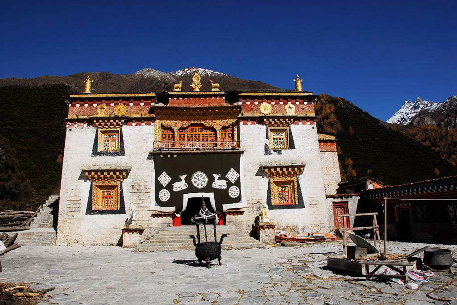 稻城亚丁地区寺庙众多,如贡嘎郎吉岭寺,蚌普寺,雄登寺等都有几百年的