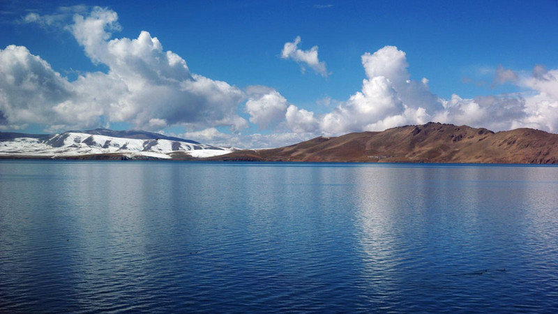 措那湖藏语中是"绿色的水"的意思,是红教的一处著名神湖和圣地.