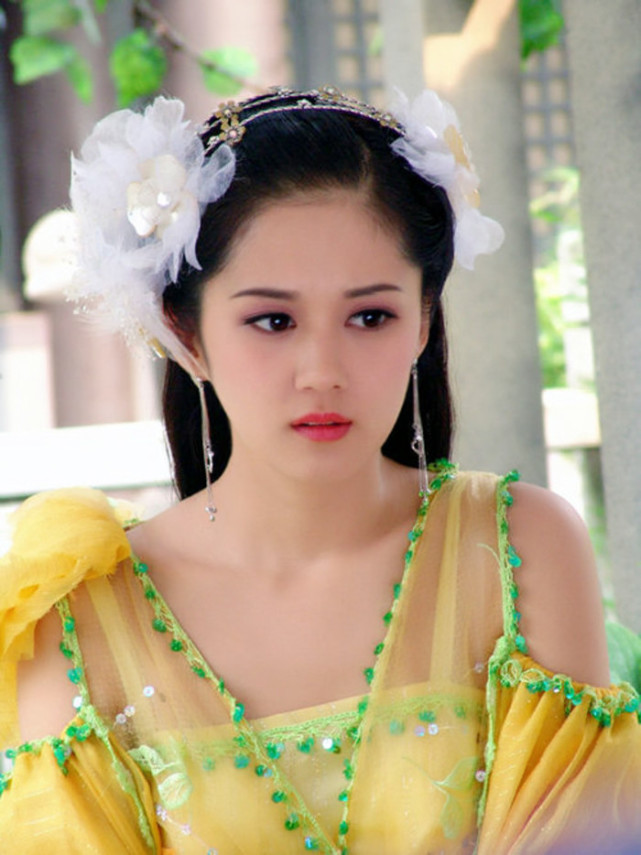2015年参演中国电视剧《武神赵子龙》一人饰演两个角色,清纯美人的