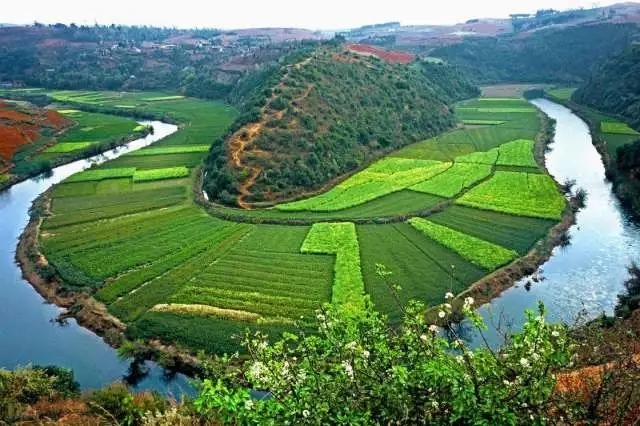 华宁县,西与澄江县,呈贡县和官渡区毗邻,北同嵩明县,马龙县相连,县城