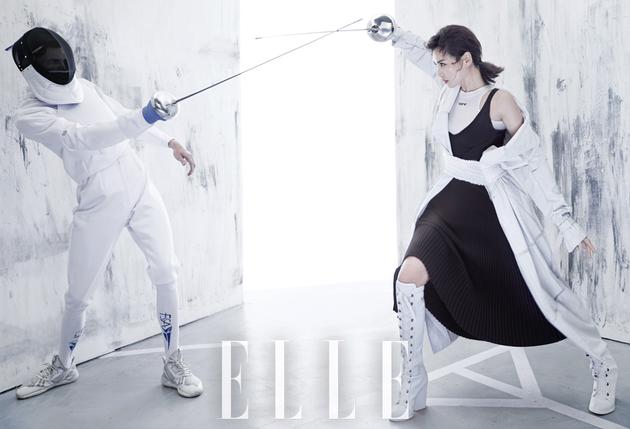 刘涛登《elle》封面,手持击剑干练不失妩媚