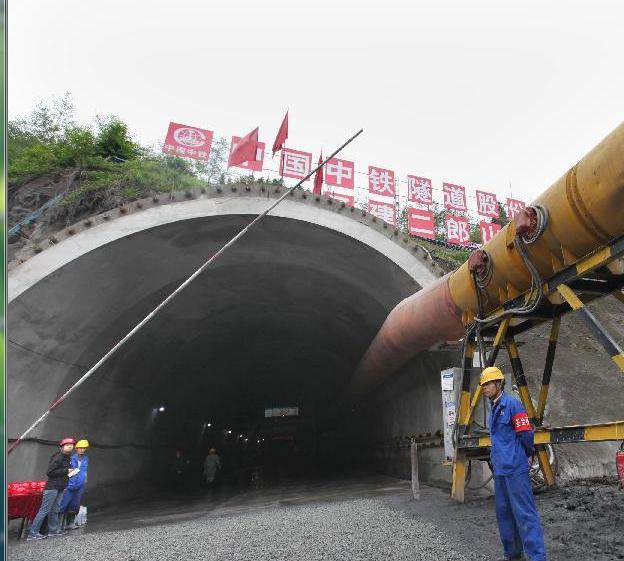 雅康高速大部分隧道,隧道与隧道之间采用防雪棚和路面主动融雪等方式