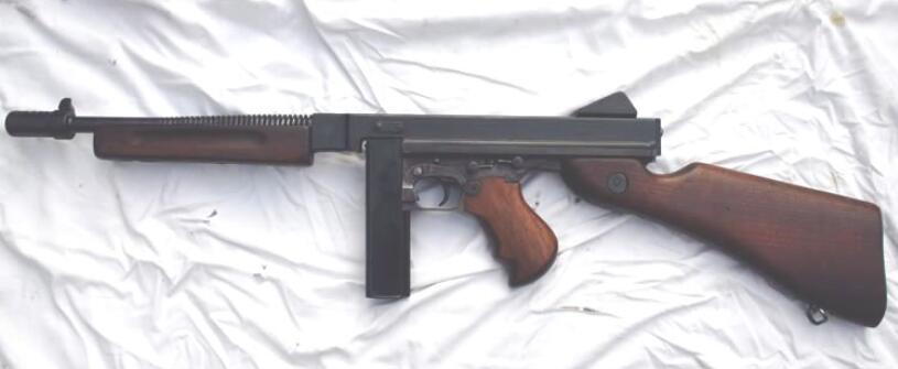 美国也对m1928a1进行了改进,主要是把成本降低,据说最后的m1a1冲锋枪