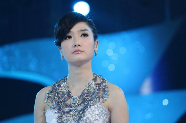 凤凰传奇的女主唱,名叫杨魏玲花,1997年9月与曾毅成立凤凰传奇组合.