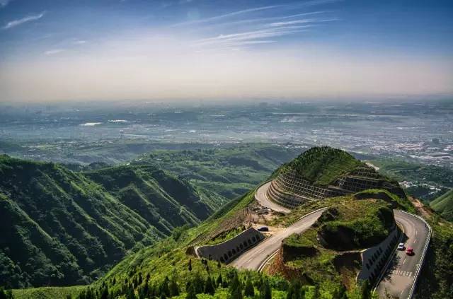 从临潼区空军疗养院西侧的骊山山路上去, 到达天文台和老母殿的岔