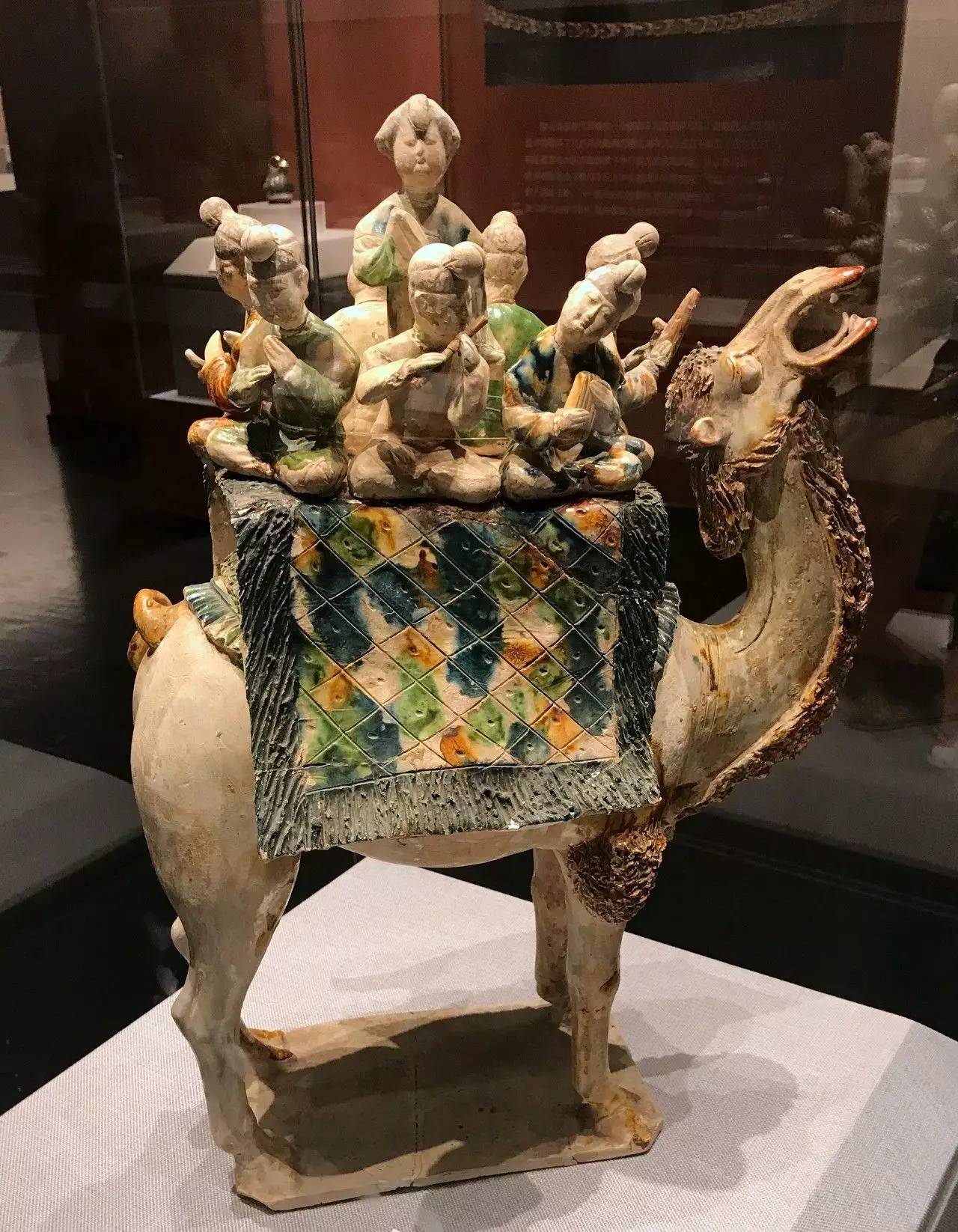 三彩女立俑 唐(公元618~907年)陕西省西安市出土,陕西历史博物馆藏