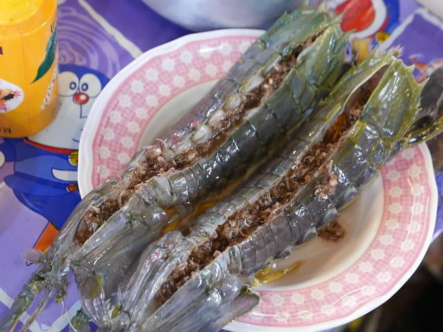 网红皮皮虾这下完了，走到泰国被抓做成美味，心疼