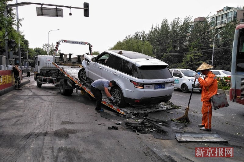 北京姚家园路一路虎"飞"过隔离带 追尾教练车