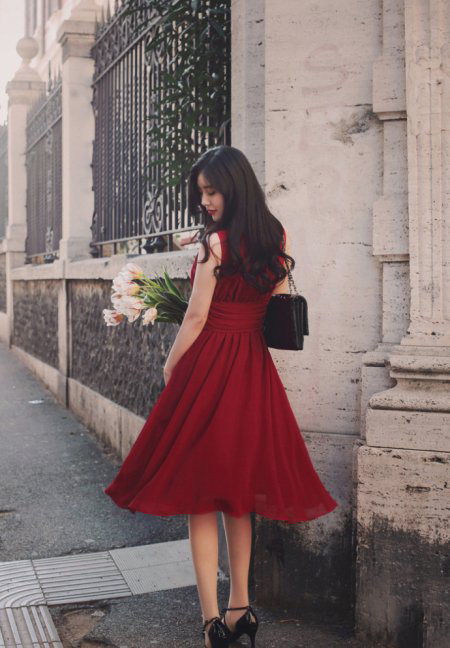 热情洋溢的红色连衣裙搭配高跟鞋,吸睛十足!