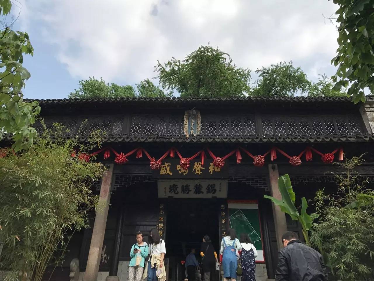 近一个小时的参观中,党员们重点参观了陆忠宣公祠,范文正公祠,张中丞