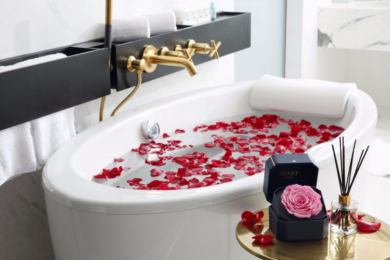 "如沐爱河" 有香氛,有玫瑰花瓣,有你的浴缸