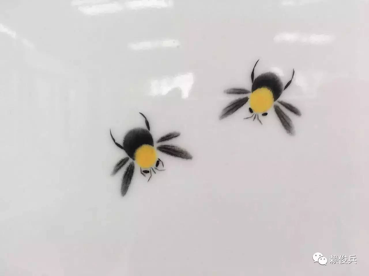 刘新国老师创作的小蜜蜂(瓷板画局部)