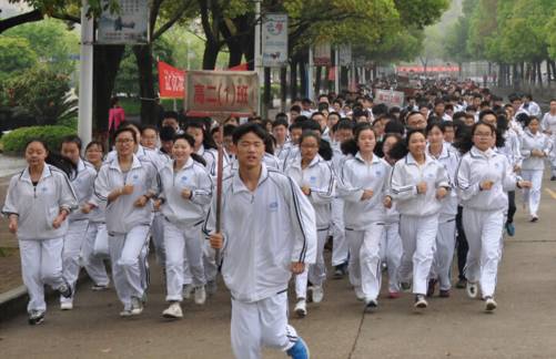 中国校服丑炸天南昌一学校校服上电视拍写真美到冒泡