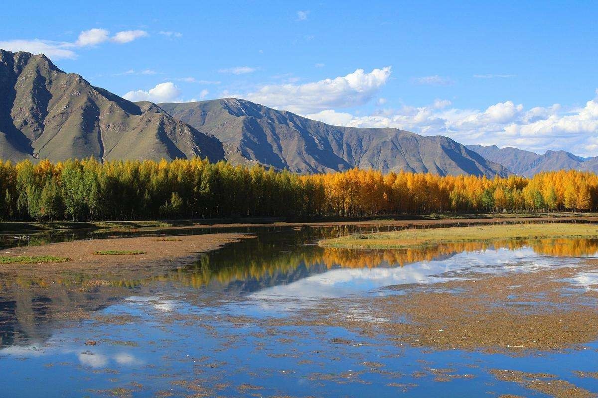 在达孜县有个村叫白纳村 就在这个叮叮当当响的山