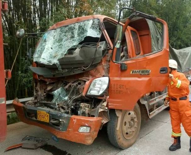 惨!惨!宜宾两货车追尾,一车惨遭爆头,司机脚被卡无法动弹.