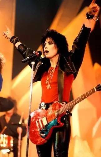 从madonna到joan jett——80年代女歌手们的穿搭放到现在也很时髦啊