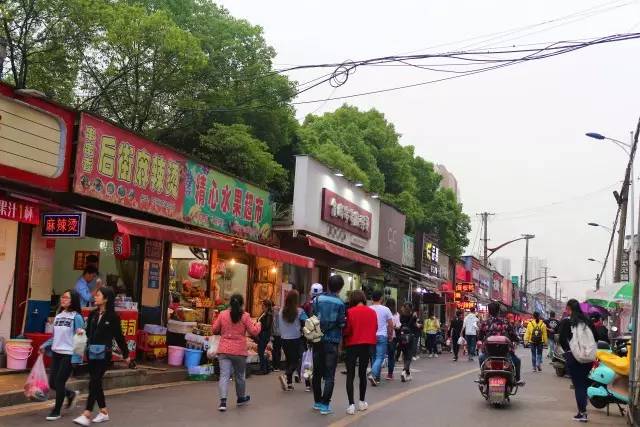 文理后街位于新校区校门斜对面 吃喝住一个后街全能搞定 已经吃遍咱