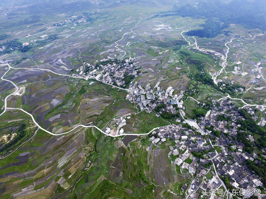 2017年5月11日,在贵阳市花溪区高坡乡拍摄的自然山村,村外梯田之间的