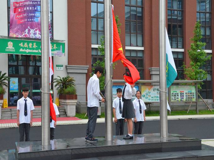 歌颂母爱无边——记义乌枫叶国际学校初小学第十三周升旗仪式