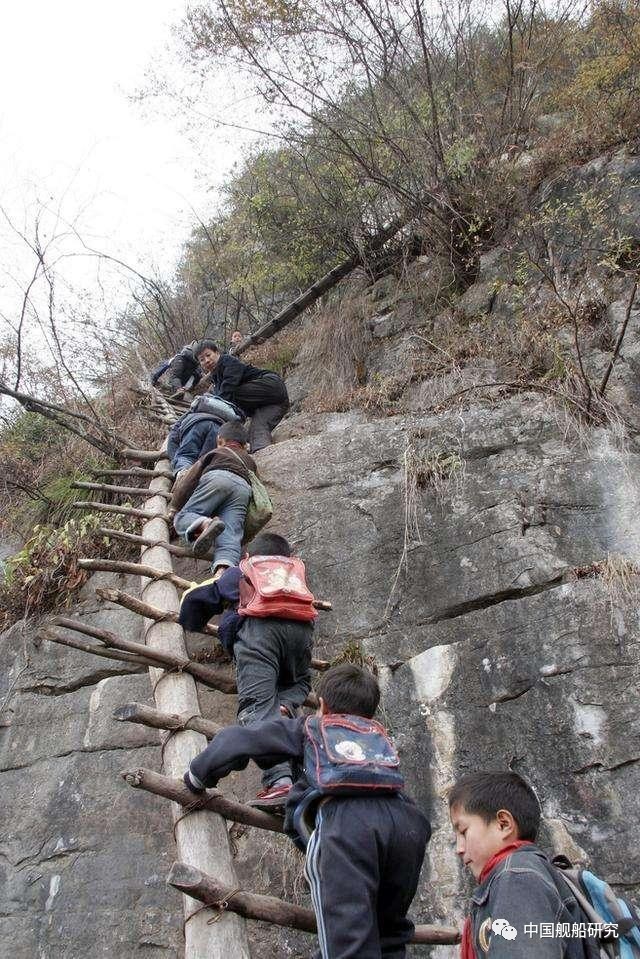 贫困户孩子上学要翻山越岭