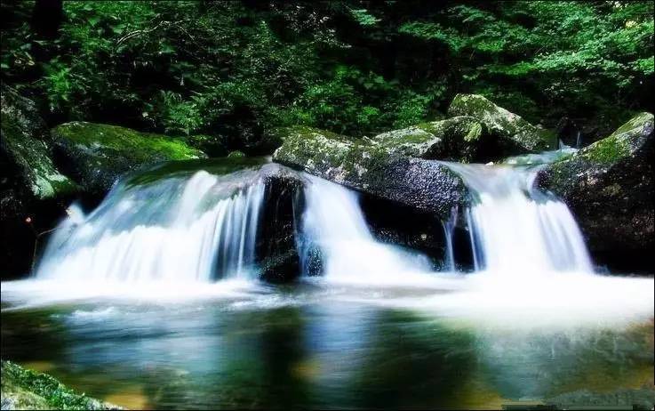 轻云薄雾烟飘渺,碧波清潭水色幽,河南这处山水美景平均气温比郑州低十