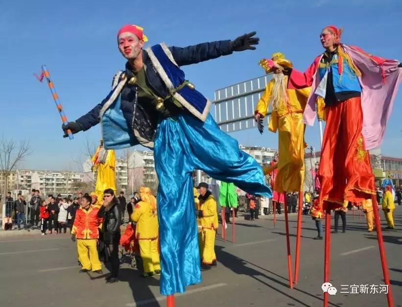 踩高跷脑阁盘活龙"抬阁"顾名思义,就是人们抬着一个用竹木或铁质材料