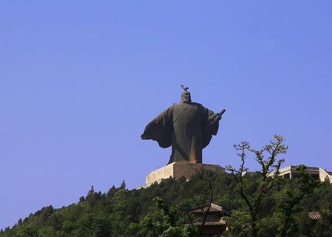 芒砀山是汉高祖刘邦斩蛇起义之地,被誉为"汉兴之地.